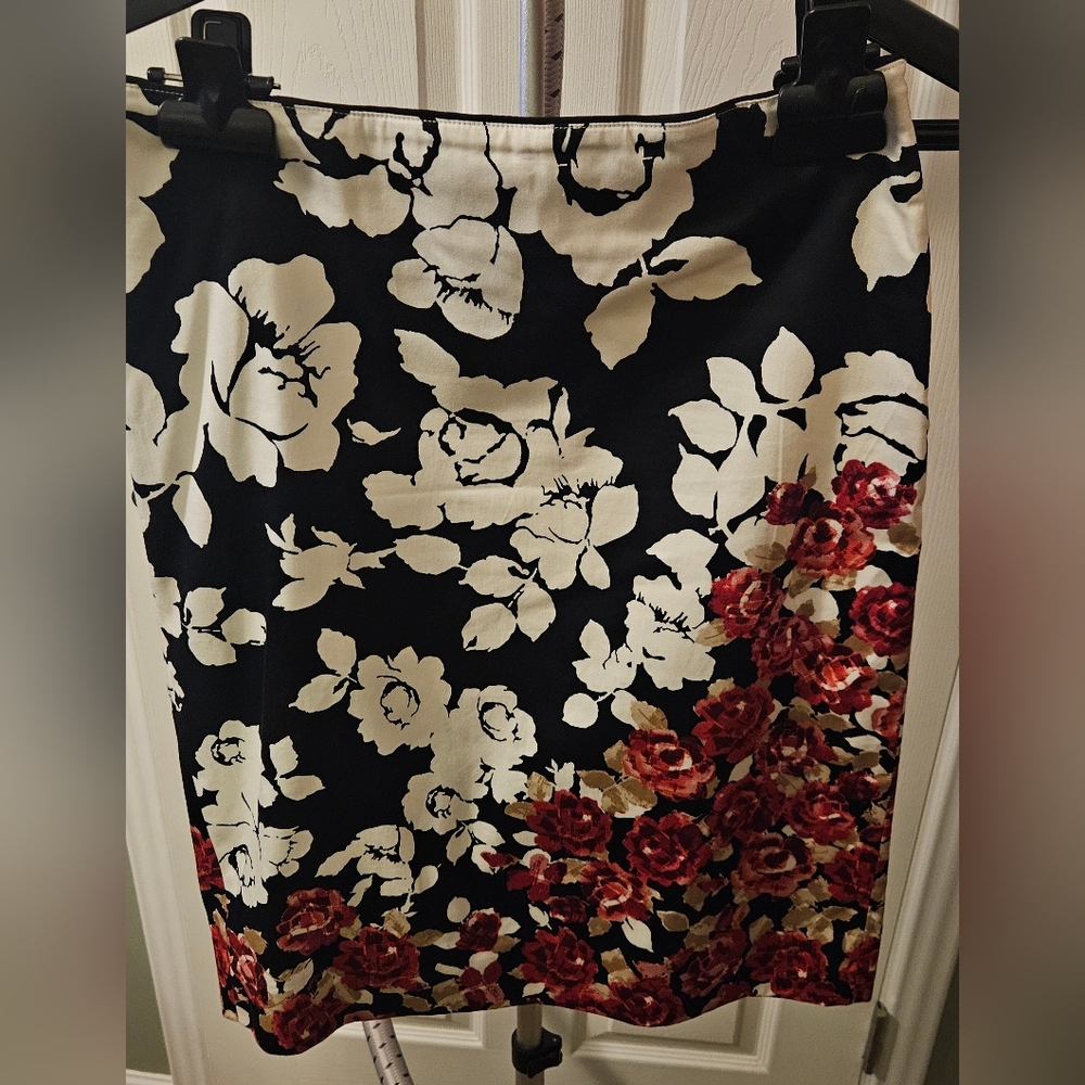 White House Black Market Floral Pencil Skirt